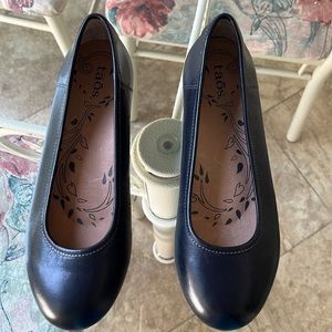 PRICE DROP!  Great condition.  Taos flats, size 6 - deep Navy color